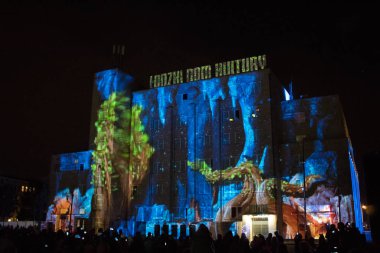 Lodz/ Polonya - 28 Eylül 2019: Ix World Light Move Festival Avrupa'nın en büyük festivallerinden biridir (binalarda aydınlatma, 2d / 3d ekranları veya aydınlatma enstalasyonları, sergiler, etkinlikler, müzik)