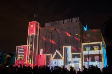 Lodz/ Polonya - 28 Eylül 2019: Ix World Light Move Festivali. Lodz Kültür Evi'nde 3d lazer projeksiyonu.