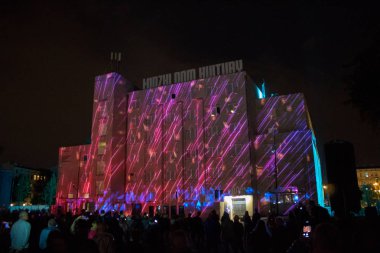 Lodz/ Polonya - 28 Eylül 2019: Ix World Light Move Festivali. Lodz Kültür Evi'nde 3d lazer projeksiyonu.