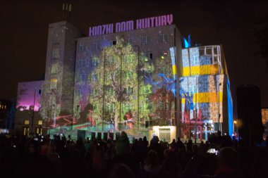 Lodz/ Polonya - 28 Eylül 2019: Ix World Light Move Festivali. Lodz Kültür Evi'nde 3d lazer projeksiyonu.