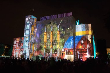 Lodz/ Polonya - 28 Eylül 2019: Ix World Light Move Festivali. Lodz Kültür Evi'nde 3d lazer projeksiyonu.