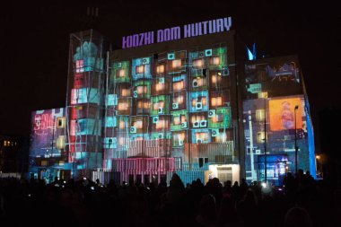Lodz/ Polonya - 28 Eylül 2019: Ix World Light Move Festivali. Lodz Kültür Evi'nde 3d lazer projeksiyonu.
