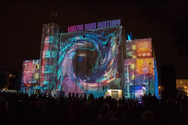 Lodz/ Polonya - 28 Eylül 2019: Ix World Light Move Festivali. Lodz Kültür Evi'nde 3d lazer projeksiyonu.