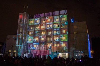 Lodz/ Polonya - 28 Eylül 2019: Ix World Light Move Festivali. Lodz Kültür Evi'nde 3d lazer projeksiyonu.