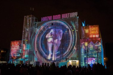 Lodz/ Polonya - 28 Eylül 2019: Ix World Light Move Festivali. Lodz Kültür Evi'nde 3d lazer projeksiyonu.
