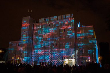 Lodz/ Polonya - 28 Eylül 2019: Ix World Light Move Festivali. Lodz Kültür Evi'nde 3d lazer projeksiyonu.
