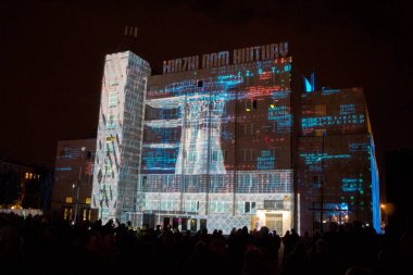 Lodz/ Polonya - 28 Eylül 2019: Ix World Light Move Festivali. Lodz Kültür Evi'nde 3d lazer projeksiyonu.