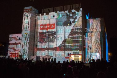 Lodz/ Polonya - 28 Eylül 2019: Ix World Light Move Festivali. Lodz Kültür Evi'nde 3d lazer projeksiyonu.