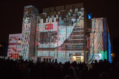 Lodz/ Polonya - 28 Eylül 2019: Ix World Light Move Festivali. Lodz Kültür Evi'nde 3d lazer projeksiyonu.