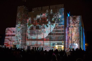 Lodz/ Polonya - 28 Eylül 2019: Ix World Light Move Festivali. Lodz Kültür Evi'nde 3d lazer projeksiyonu.