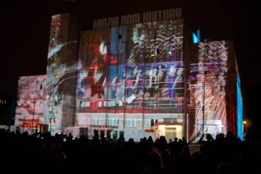 Lodz/ Polonya - 28 Eylül 2019: Ix World Light Move Festivali. Lodz Kültür Evi'nde 3d lazer projeksiyonu.