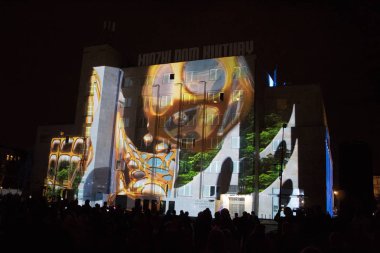 Lodz/ Polonya - 28 Eylül 2019: Ix World Light Move Festivali. Lodz Kültür Evi'nde 3d lazer projeksiyonu.