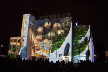 Lodz/ Polonya - 28 Eylül 2019: Ix World Light Move Festivali. Lodz Kültür Evi'nde 3d lazer projeksiyonu.