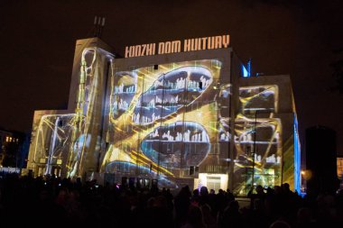 Lodz/ Polonya - 28 Eylül 2019: Ix World Light Move Festivali. Lodz Kültür Evi'nde 3d lazer projeksiyonu.