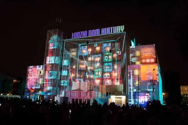 Lodz/ Polonya - 28 Eylül 2019: Ix World Light Move Festivali. Lodz Kültür Evi'nde 3d lazer projeksiyonu.