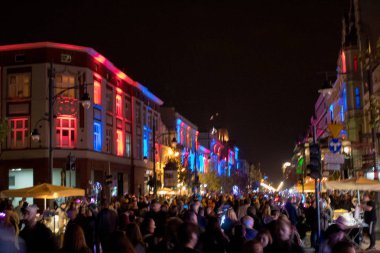 Lodz/ Polonya - 28 Eylül 2019: Ix Lodz World Light Move Festival, Lodz şehrini olağanüstü özel bir şekilde gösteren ve binalarını farklı bir ışıkaltında sunan sanatsal bir etkinliktir.