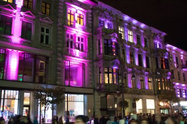Lodz/ Polonya - 28 Eylül 2019: Ix Lodz World Light Move Festival, Lodz şehrini olağanüstü özel bir şekilde gösteren ve binalarını farklı bir ışıkaltında sunan sanatsal bir etkinliktir.