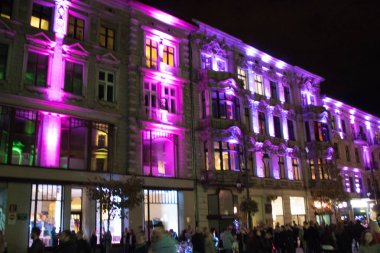 Lodz/ Polonya - 28 Eylül 2019: Ix Lodz World Light Move Festival, Lodz şehrini olağanüstü özel bir şekilde gösteren ve binalarını farklı bir ışıkaltında sunan sanatsal bir etkinliktir.