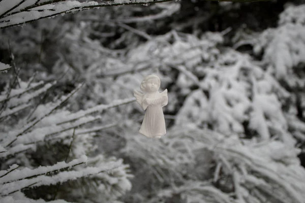 눈덮인 배경에는 모양의 있습니다 천사와 크리스마스 — 스톡 사진