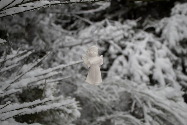 Figura Ángel Blanco Sobre Fondo Paisaje Nevado Invierno Paisaje Navideño —  Fotos de Stock