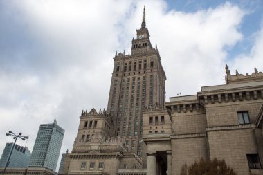 Varşova / Polonya - 09 Ekim 2019: Polonya 'nın en yüksek binası olan sonbahar bulutlu bir günde Kültür ve Bilim Sarayı' nın manzarası.