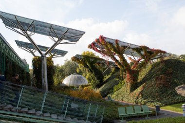 Varşova / Polonya - 09 Ekim 2019: Varşova Üniversitesi Kütüphanesi ve kütüphanenin çatısındaki fütürist park Polonya başkentinin en alışılmadık cazibesi..