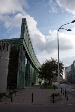 Varşova / Polonya - 09 Ekim 2019: Varşova Üniversitesi Kütüphanesi ve kütüphanenin çatısındaki fütürist park Polonya başkentinin en alışılmadık cazibesi..