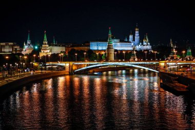 Gece, Moskova, Kremlin ve Moskova Nehri kiliseden görünümü