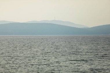sabah dağların bir arka plan üzerinde dağ gölü