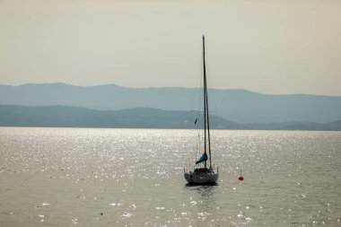 sabah dağların bir arka plan üzerinde dağ gölü