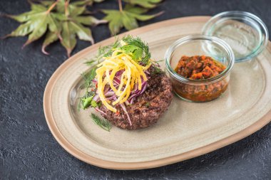 Kızarmış sığır burger gri yüzeye daldırma kavanoz ile tabaktabaktabaktabaktabaktabaktabak tabaktabaktabaktabak tabaktabak tabaktabak tabaktabak tabaktabak tabaktabak tabaktabak tabaktabak tabaktabak tabaktabak tabaktabak tabaktabak