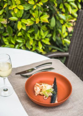 Masa açık havada plaka üzerinde salata ile turşu ringa balığı