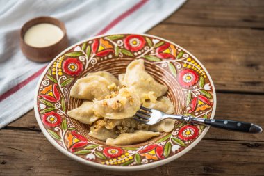 Renkli plaka yakın çekim köfte. Rustik masasına köy yemek. Sağlıklı taze yiyecek