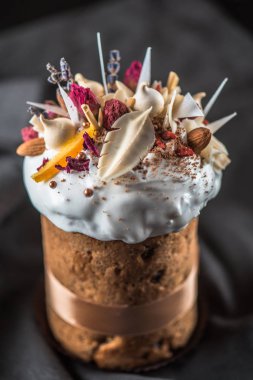 Lezzetli geleneksel Paskalya kek şekerlenmiş meyve ve çikolata koyu arka plan üzerinde görmek