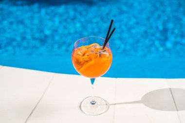 havuz kenarına yerleştirilen cam aperol spritz kokteyl yakın çekim