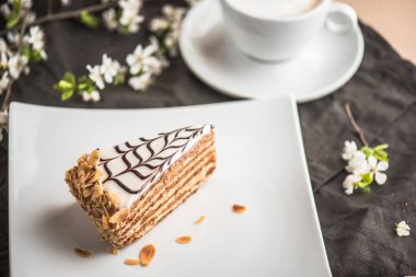 Esterhazy pasta beyaz plaka üzerinde parça çay ile