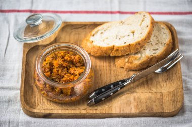 Sebze snack ahşap tahta üzerinde croutons kavanoza