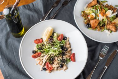 Siyah masa örtüsü üzerinde kase farklı snack salatalar