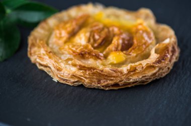 Koyu arka plan üzerinde tatlı pasta puf