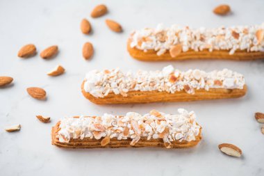 ev yapımı taze pişmiş eklerleri beyaz zemin üzerine fındık ile