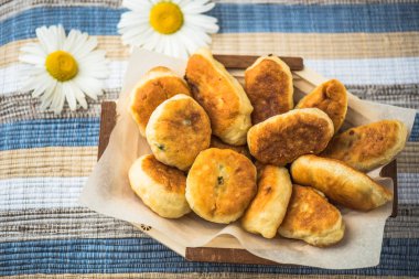 Kağıt renkli halı üzerinde yığında üzümlü ev yapımı kızarmış çörekler