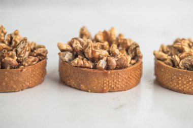 Ev yapımı tatlılar şeker karamel ve beyaz zemin üzerine ceviz ile