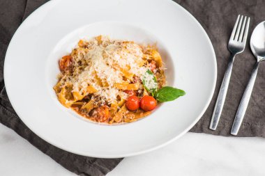 peçete üzerinde plaka içinde domates ve fesleğen ile İtalyan Makarna