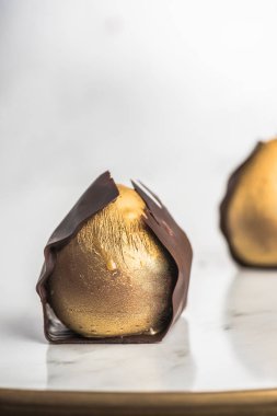 el yapımı çikolata şeker altın beyaz arka plan üzerinde