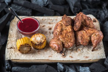 Nar soslu kavrulmuş tavuklar tahta tahtada servis edilir