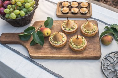 armut, kekler ve üzüm bahçesinde şenlikli masaya Erik ile lezzetli tartlets