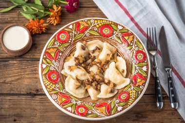 köfte kavrulmuş mantar ve ekşi krema renkli plaka Üstten Görünüm   