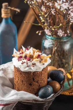 Şekerlenmiş meyve ile lezzetli tatlı Paskalya kek, çikolata ve boyalı yumurta sepeti 