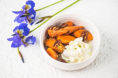 Beyaz kase krema ve fındık ile kavrulmuş havuç