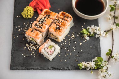 Japon Suşi roll barut kiraz çiçeği ile servis